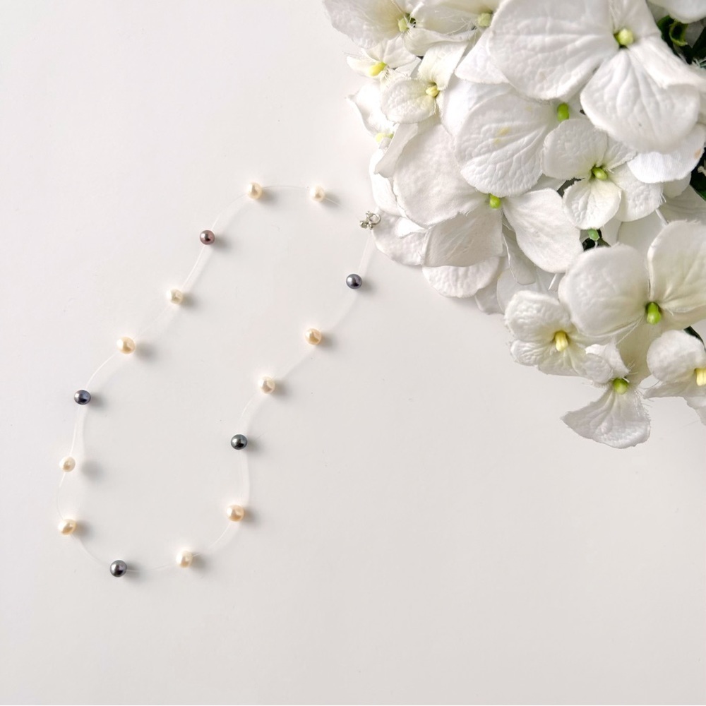 NWT Y2K inspired faux pearl floating necklace